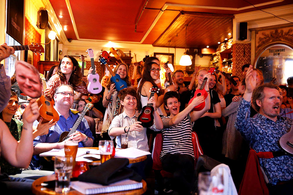 Jam session in Stags Head crowd